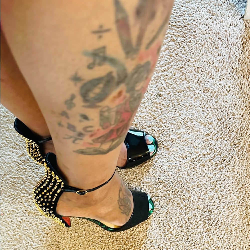 Christian Louboutin - Picture 7 of 9